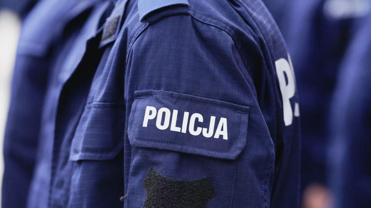 Policjanci zatrzymani za skucie zabójcy. Prokuratura wyjaśnia