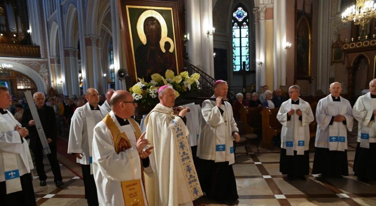 Rocznica peregrynacji kopii obrazu Matki Bożej Częstochowskiej. Bp Solarczyk: człowiek tęskni za Łaską Boga