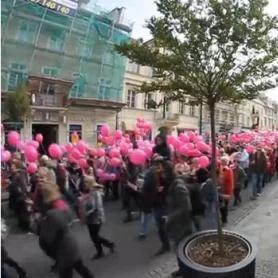 Warszawa: 3 tys. osób na Marszu Różowej Wstążki