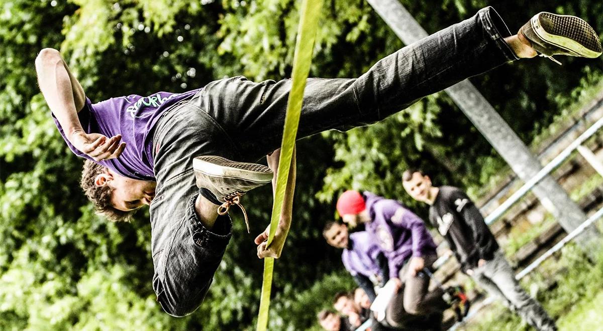 Slackline i Trickline - stąpanie po cienkiej taśmie, które pozytywnie uzależnia 