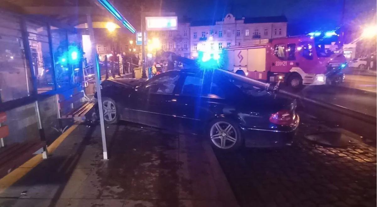 Groźny wypadek w Piotrkowie Trybunalskim. Mercedes wjechał w przystanek autobusowy