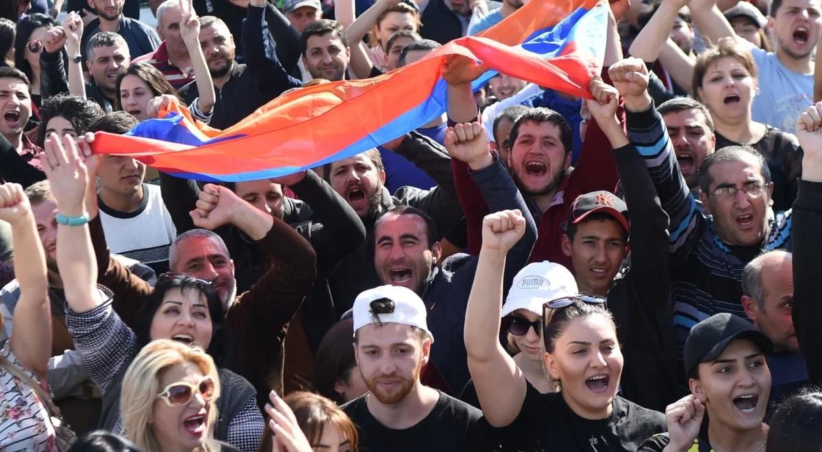 Ważą się losy Armenii. ”Może być, jak w Czechosłowacji". Czy władza zgodzi się na wybory?