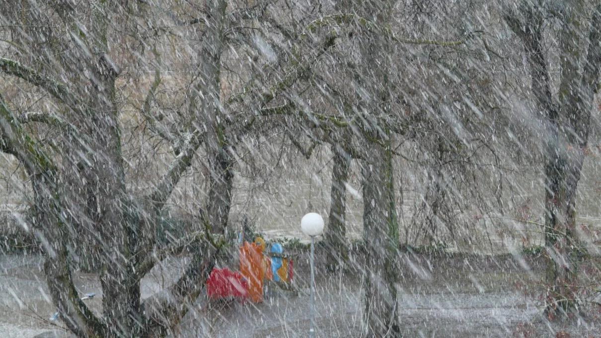 Prognoza pogody: bardzo silny wiatr w Polsce. Uwaga na zamiecie śnieżne