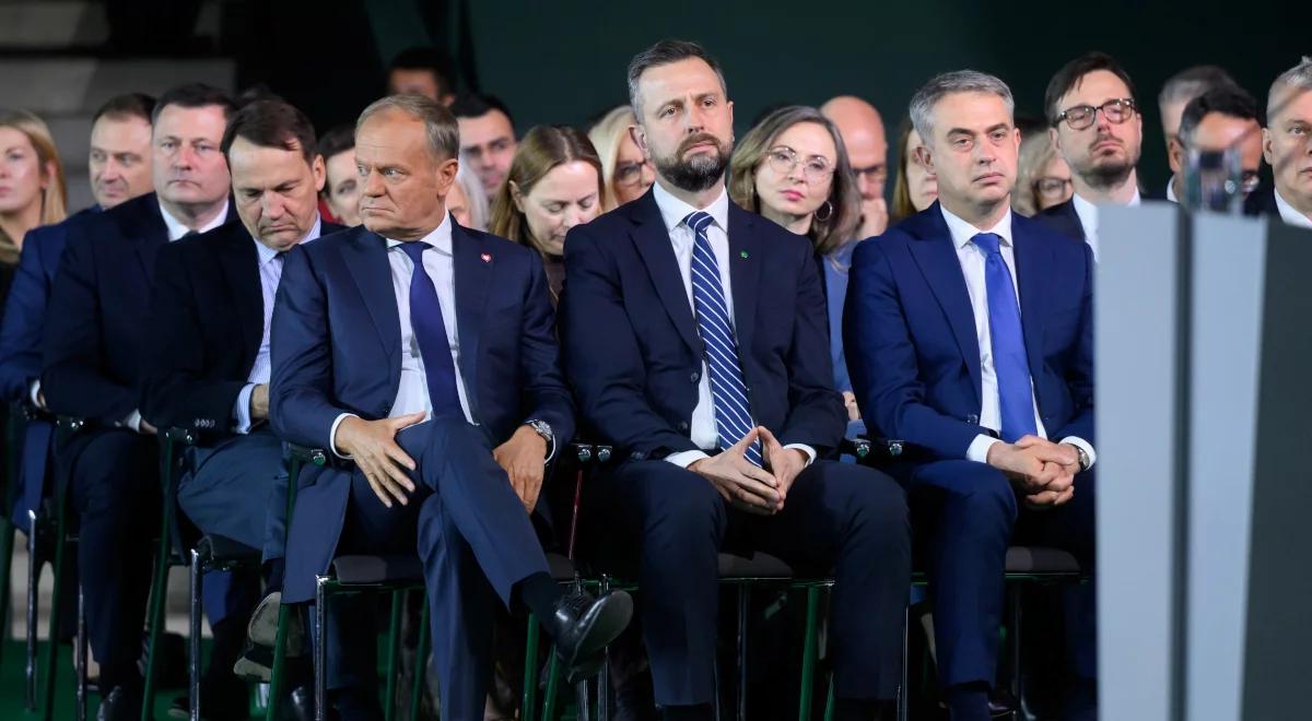 Rekonstrukcja rządu opóźniona. "Koalicja trzeszczy w szwach"