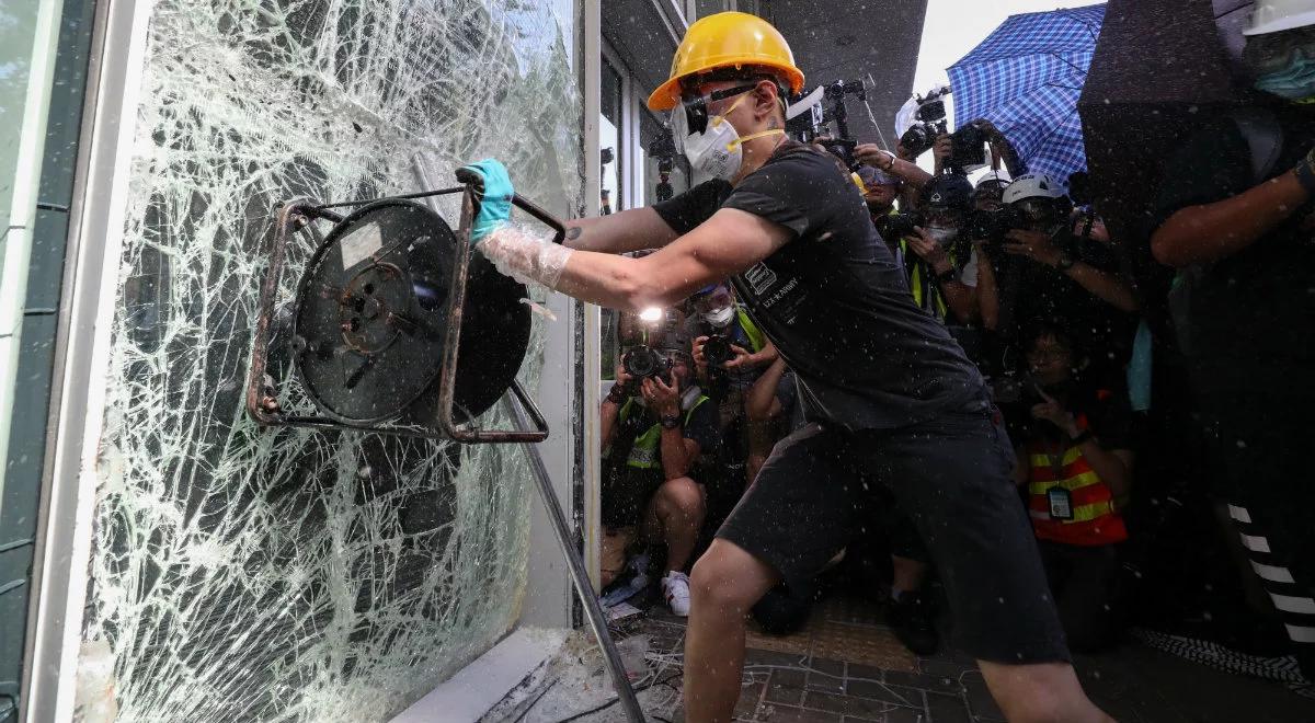 Honkong - demonstranci próbowali wedrzeć się do siedziby parlamentu