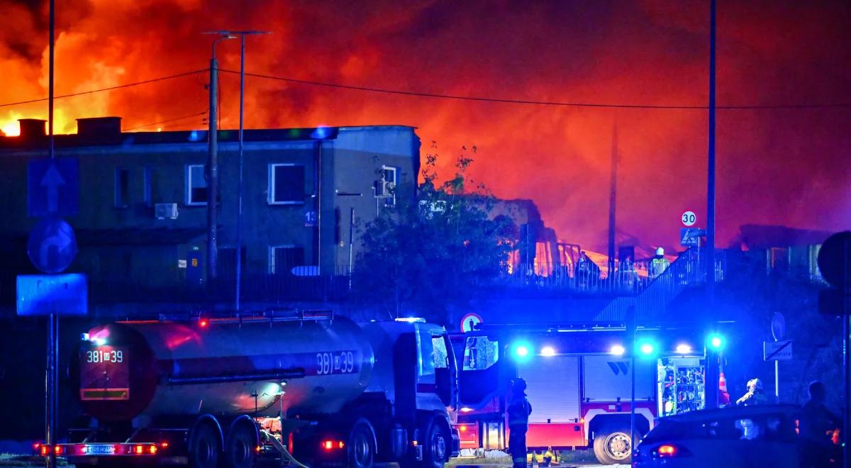 Pożar hali w Mińsku Mazowieckim. "Dach zapadł się do środka"