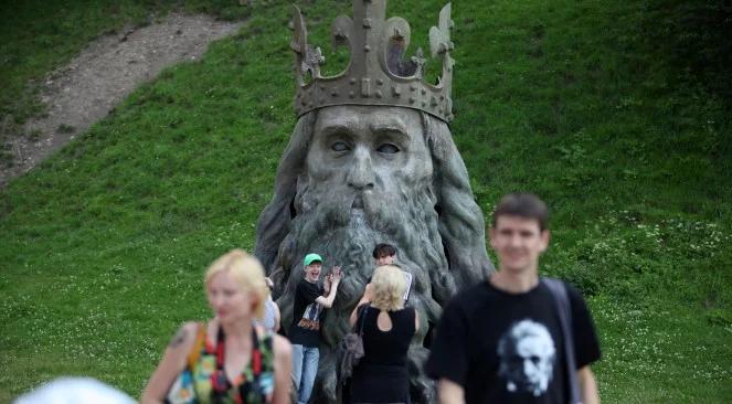 Silikonowy pomnik Kazimierza Wielkiego stanął pod Wawelem