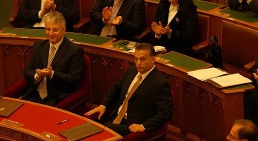 Spada popularność rządzącej prawicy na Węgrzech
