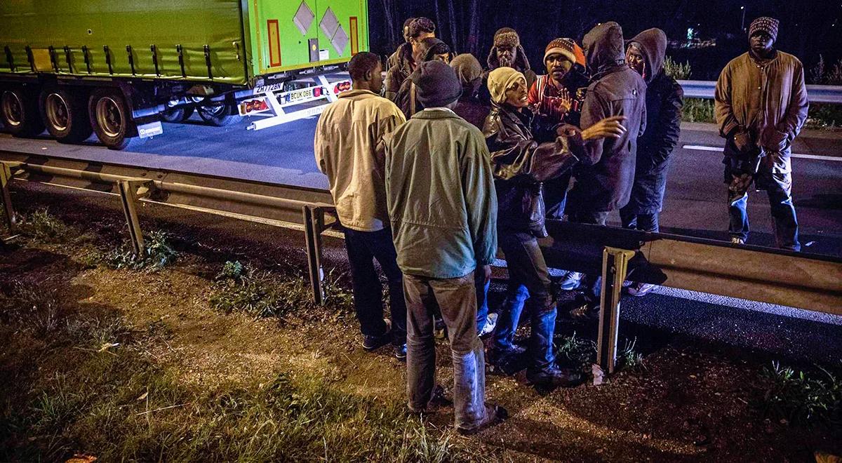 Kolejny szturm imigrantów na Eurotunel. "To tragedia wielu ludzi"