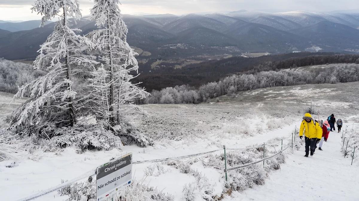 Turyści oblegają Beskidy, opady w Tatrach i Karkonoszach. Warunki w górach