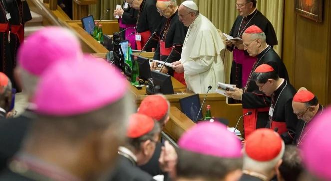 Synod w Watykanie broni tradycyjnej rodziny, ale stara się nie odtrącać innych przypadków
