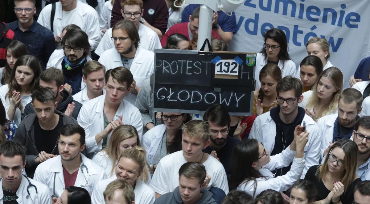 Lekarze rezydencji domagają się spotkania z premier Beatą Szydło
