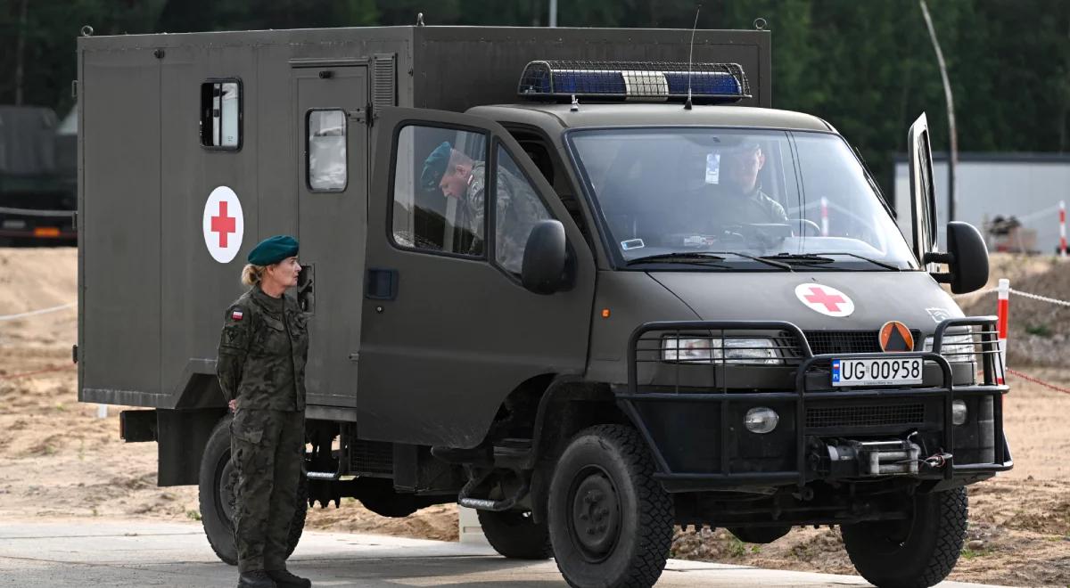Znów niebezpiecznie przy granicy z Białorusią. Wojskowa karetka trafiona ciężkim przedmiotem