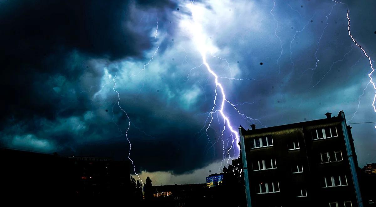 Prognoza pogody. IMGW ostrzega: w całym kraju możliwe gwałtowne burze