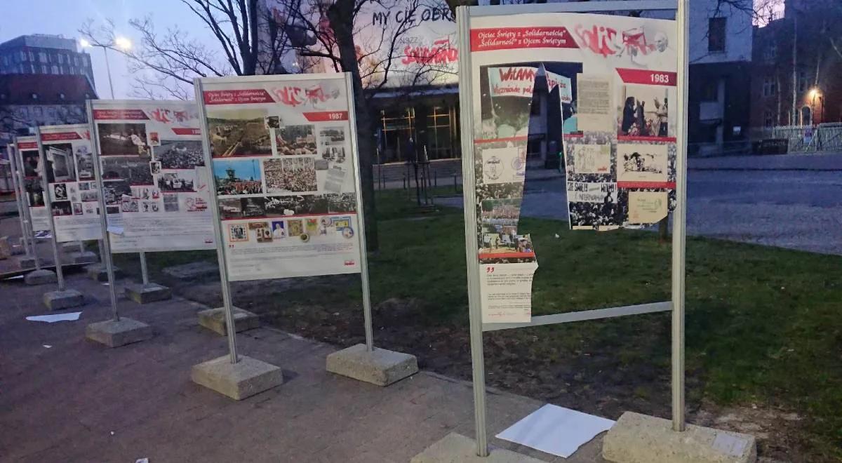 Wystawa papieska w Gdańsku zdewastowana. To skutek medialnej nagonki