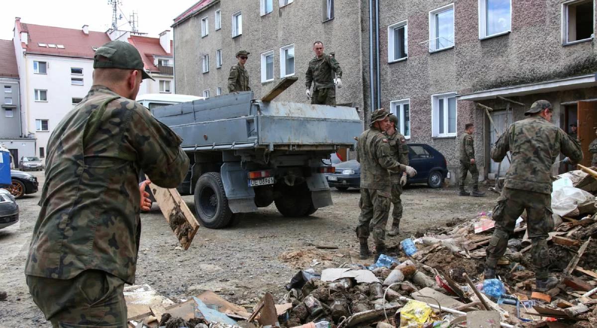 Sprzątanie po powodzi. "Trzeba używać rękawic, butów gumowych i woderów"