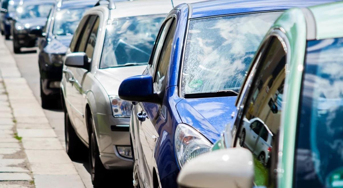 Rząd szykuje pakiet ułatwień dla kierowców. Dotyczy: kart pojazdu, tablic rejestracyjnych oraz rejestracji