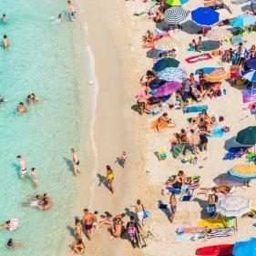 Tłumy na włoskich plażach. Mieszkańcy nie zachowują środków ostrożności