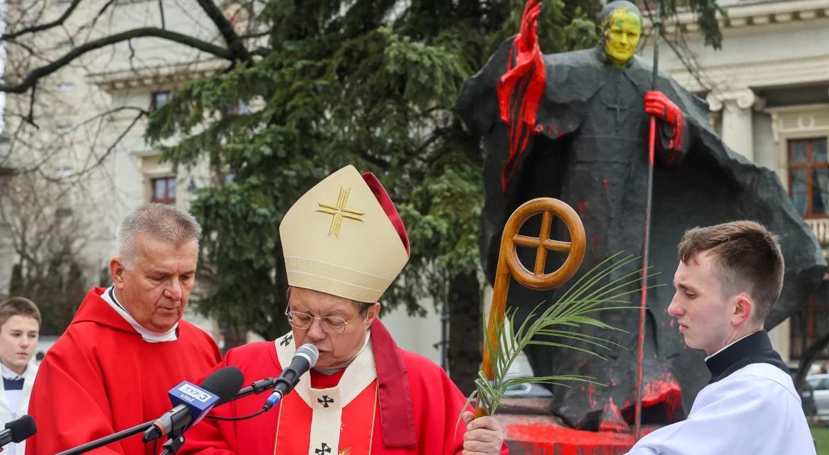 "Zapraszam do modlitwy za naszych braci, którzy zniszczyli pomnik Jana Pawła II". Abp Ryś o akcie wandalizmu w Łodzi