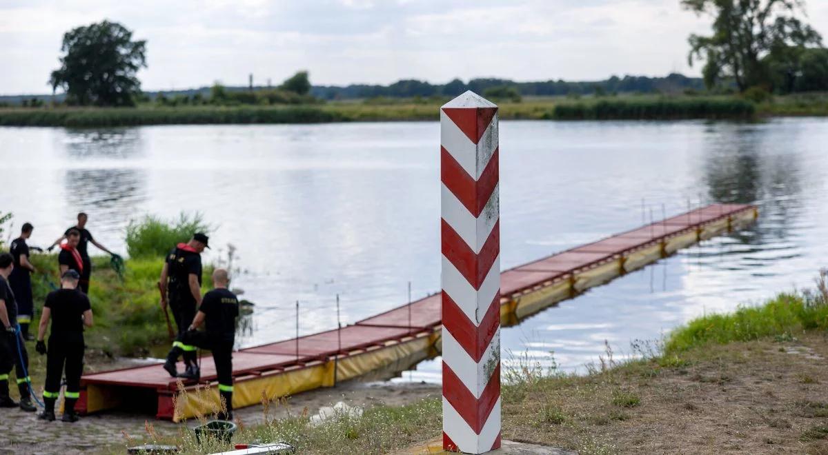 Zapory na Odrze spełniły swoją funkcję i zostaną rozebrane. "Nie widać kolejnych śniętych ryb"