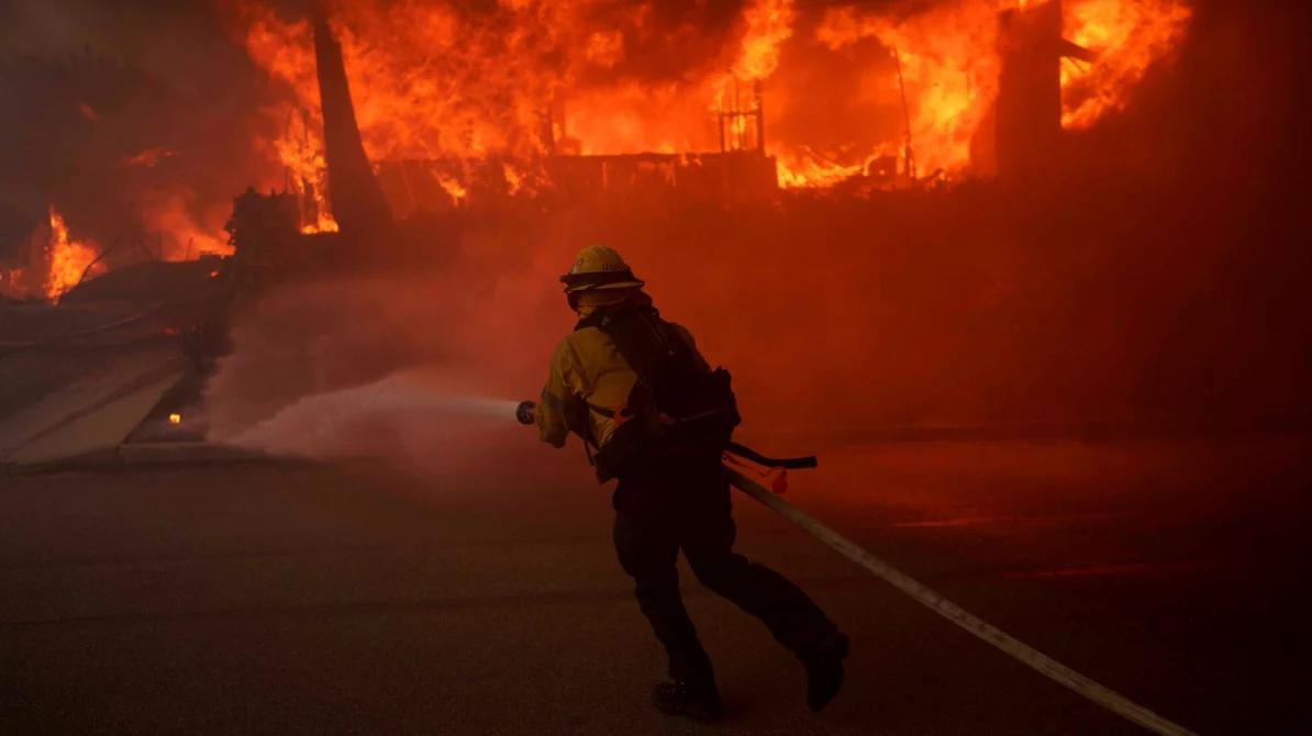 Pożar szaleje w Los Angeles. Ogień trawi tysiące hektarów