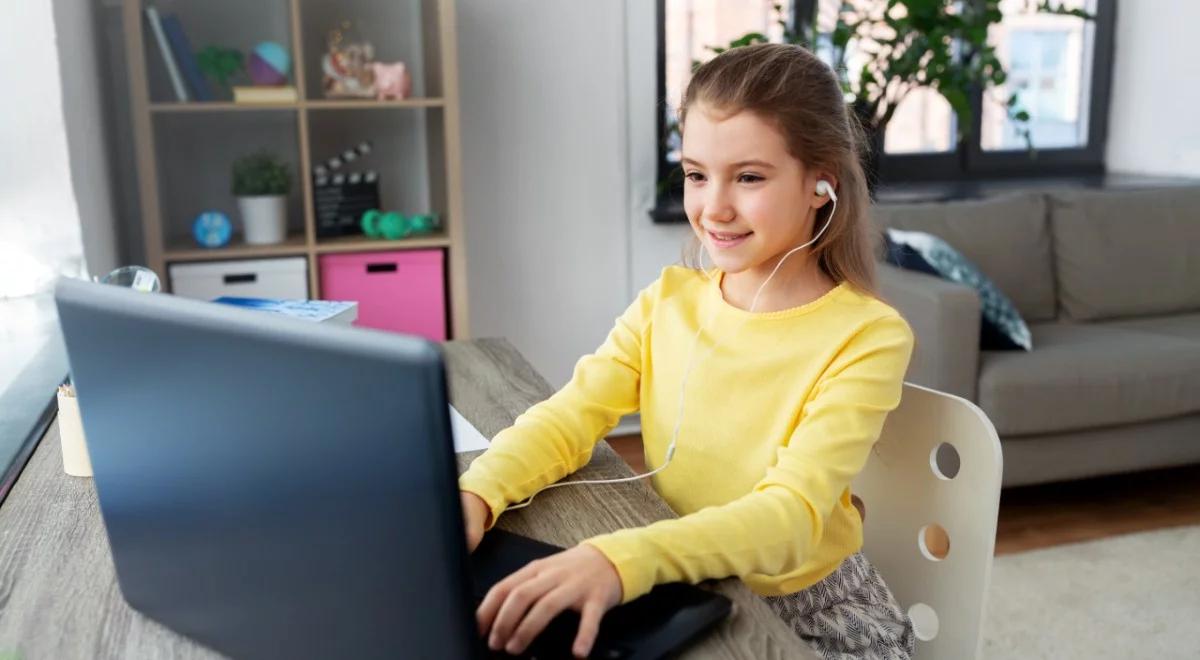 "Nierówności są przyczyną utraconych talentów i szans". Premier zapowiada laptopy dla uczniów
