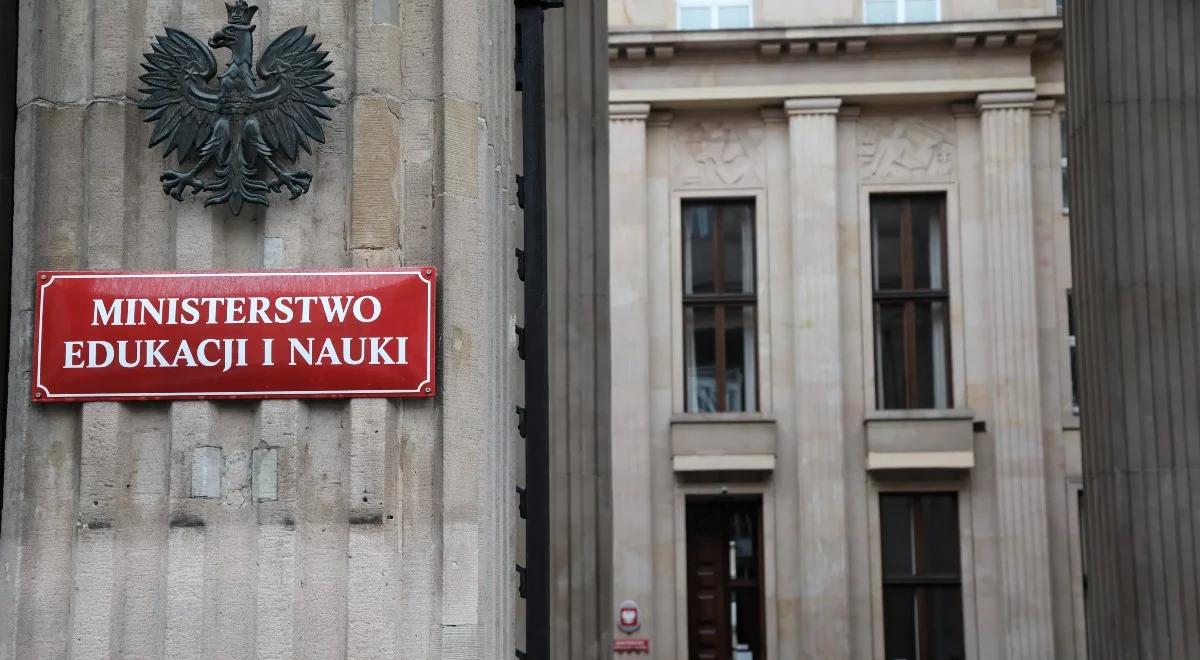 Starsi uczniowie wracają do szkół. MEiN publikuje wytyczne dot. bezpieczeństwa