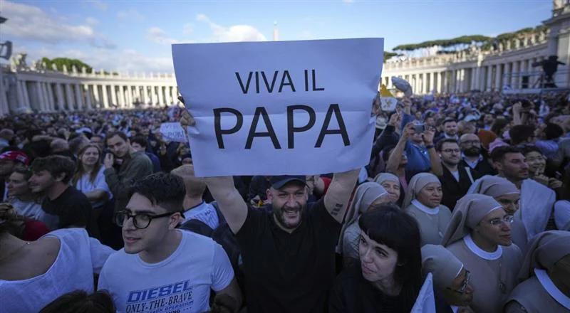 Euforia na Placu św. Piotra. Tłum czeka na nowego papieża