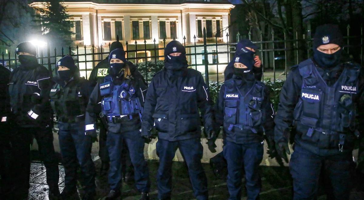 Wtargnięcia na teren TK, ranni funkcjonariusze. Policja o czwartkowych protestach w Warszawie