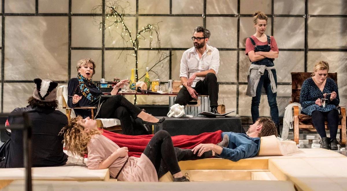 "Idioci" Larsa von Triera w reż. Marcina Wierzchowskiego w Teatrze im. Stefana Jaracza w Łodzi