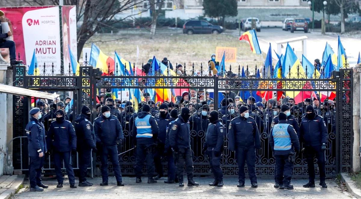 Protest przeciwko certyfikatom covidowym. Szturm na rumuński parlament przy wtórze okrzyków: "Wolność!"