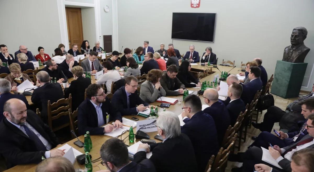 Protest lekarzy. Komisja zdrowia apeluje o zaprzestanie wypowiadania klauzuli opt-out