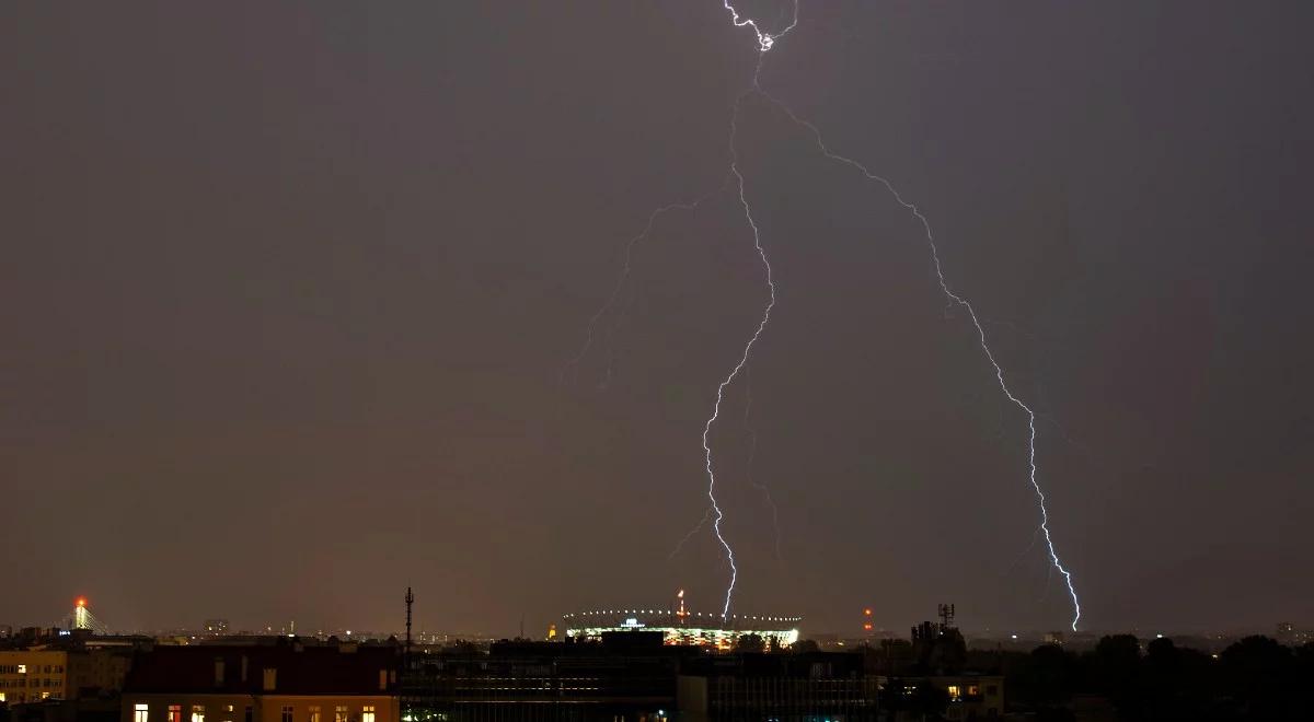 Przed nami burzowa i gorąca noc. IMGW: nawałnice zaczną się na wschodzie