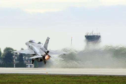 Pięć polskich samolotów F-16 poleciało na ćwiczenia NATO
