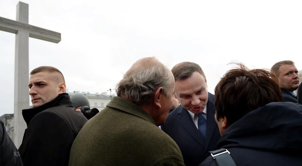 Prezydent Andrzej Duda złożył kwiaty przed Krzyżem Papieskim