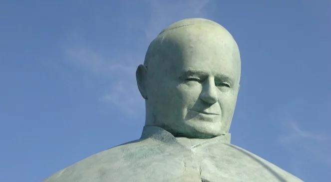 "Ten pomnik był i jest dalej zniewagą dla pamięci papieża”