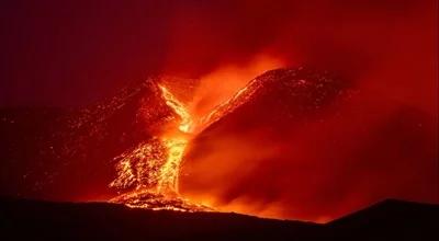 Wulkan Etna wyrzuca z siebie n...