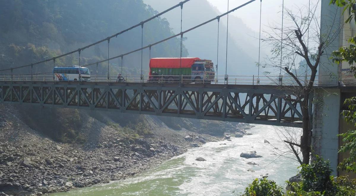 Nepal: autobus spadł do rzeki. Zginęło kilkadziesiąt osób