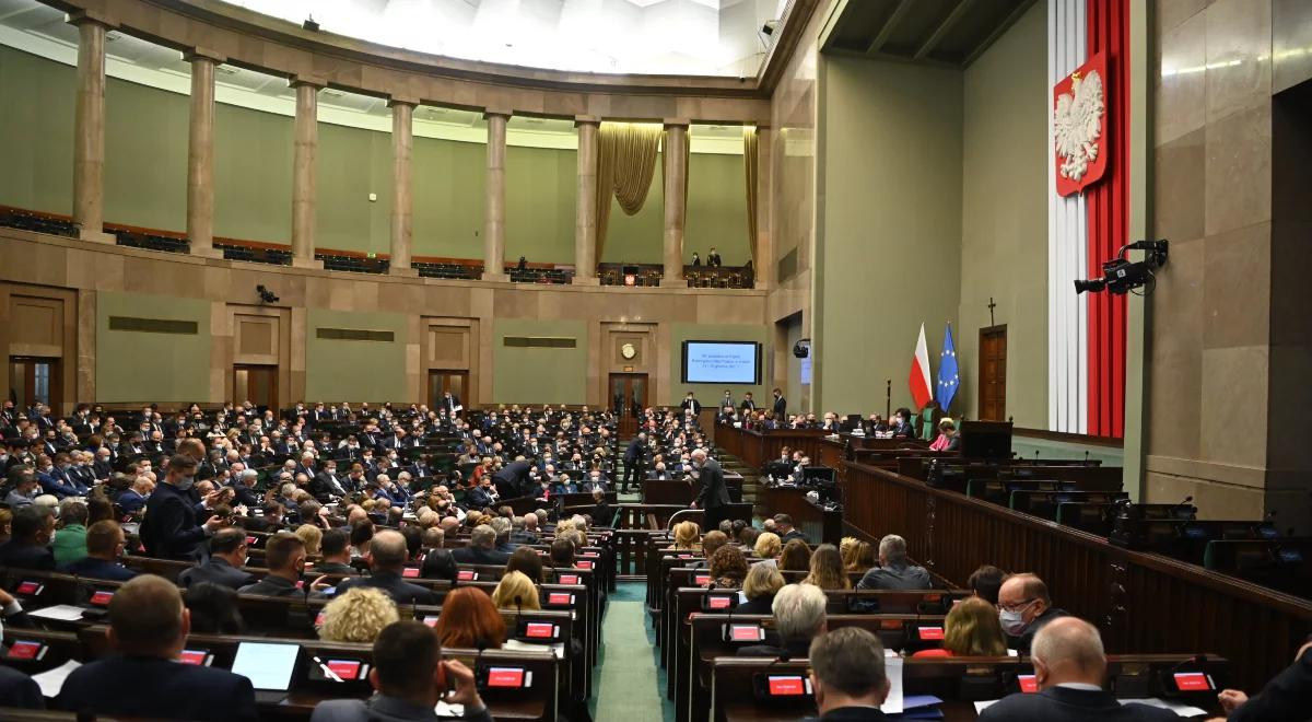 PiS liderem, cztery partie w Sejmie. Sprawdź najnowszy sondaż