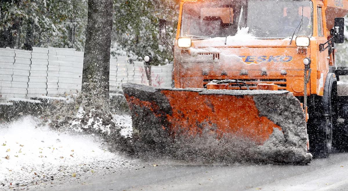 Nagła zmiana pogody. Na południu Polski zrobiło się biało. Zasypane drogi, problemy z dostępem do prądu