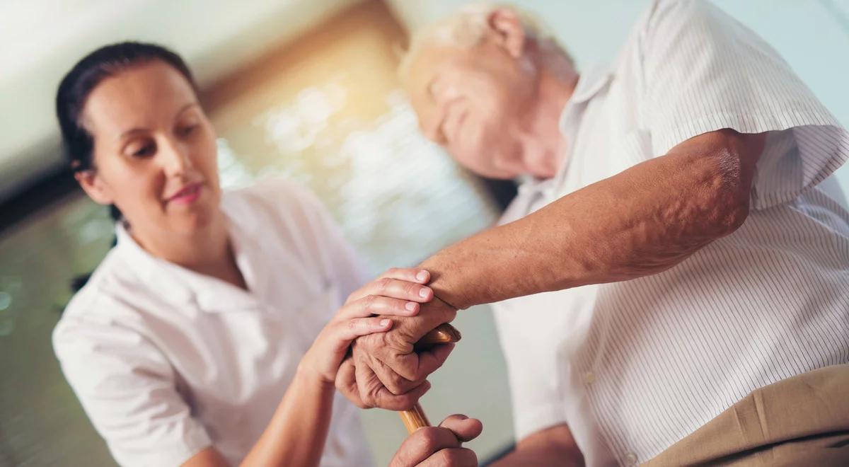 Światowy Dzień Chorych na Chorobę Parkinsona. "Zostaje z nami do końca życia"