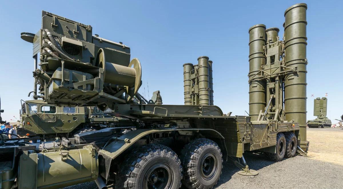 Rosja przerzuca na Białoruś systemy S-400, żołnierzy i lotnictwo. To przygotowania do manewrów