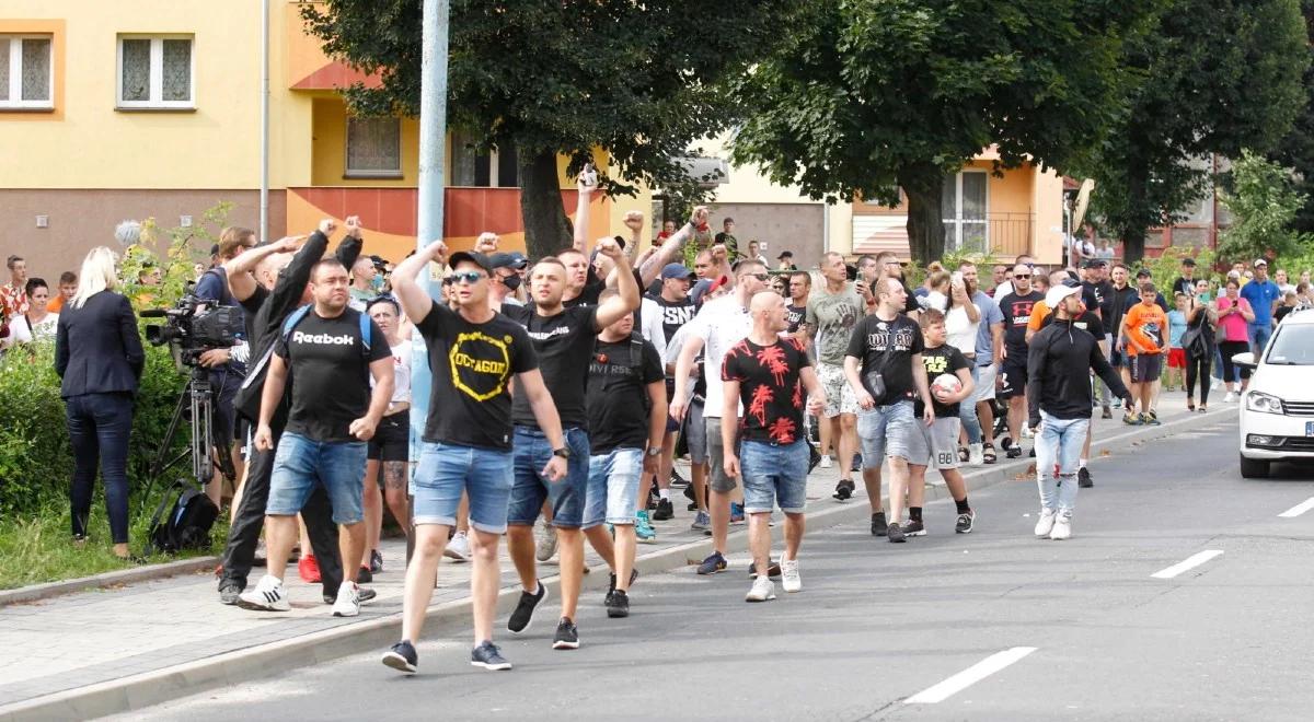 Śmierć mężczyzny po interwencji policji. Protesty i zamieszki pod komendą w Lubinie