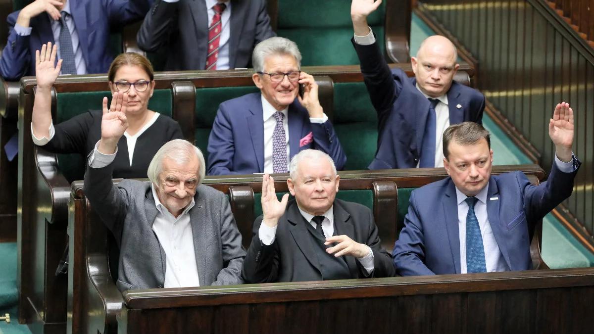 Polacy oceniają, że PiS utrzyma sejmową większość po wyborach. Najnowszy sondaż