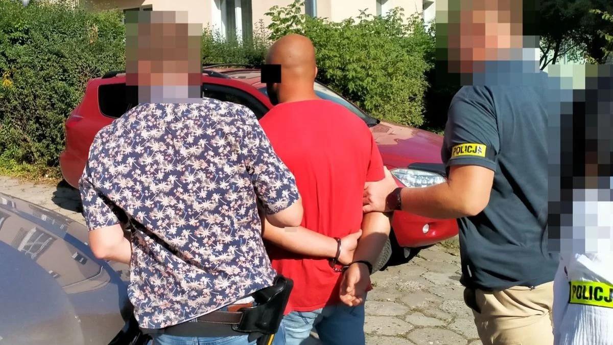 Bili, przypalali, grozili obcięciem palców. Są zarzuty dla pięciu osób
