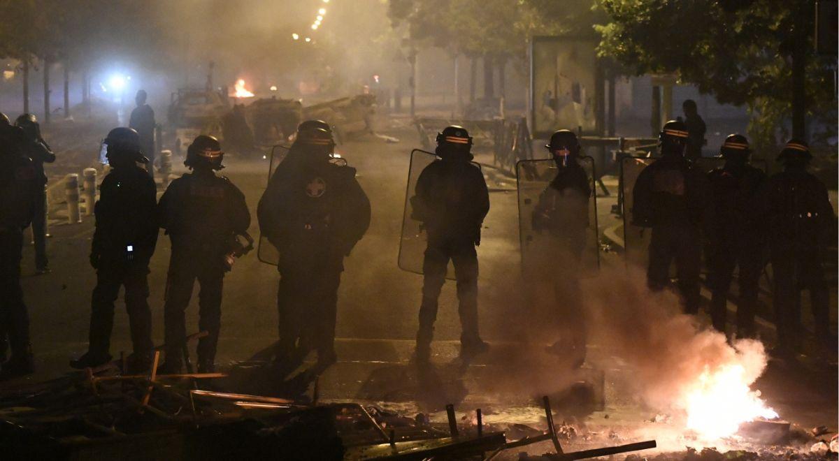 Francja szykuje się na kolejną noc zamieszek. Macron zwołał pilną naradę