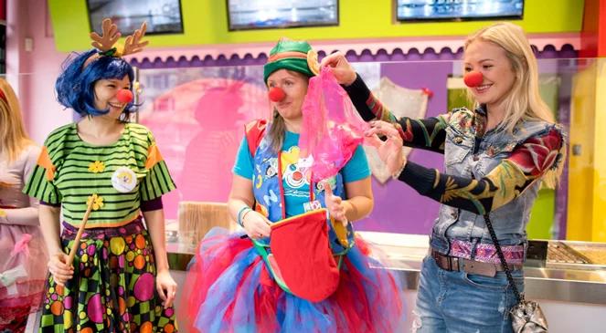 Wolontariusze Fundacji Dr Clown na szpitalnych oddziałach