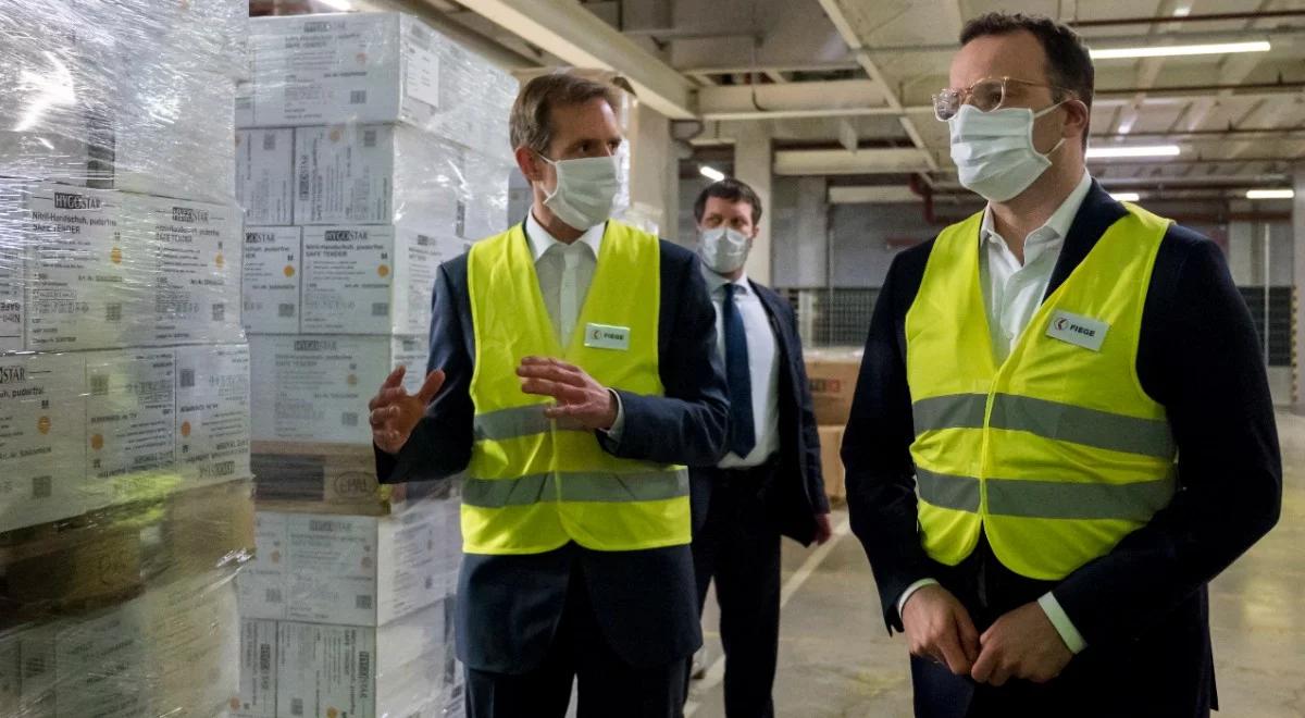 Maseczki, kombinezony, respiratory. Polskie zakłady zbrojeniowe produkują niezbędny sprzęt