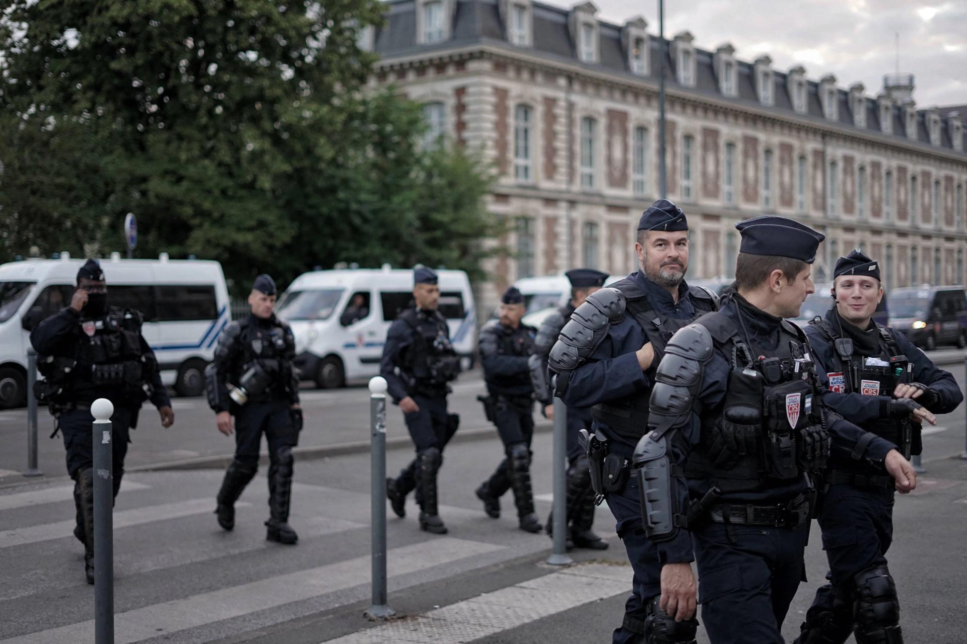 Europejski komisarz niezadowolony z francuskiej policji . "Bardzo wysoki poziom przemocy"