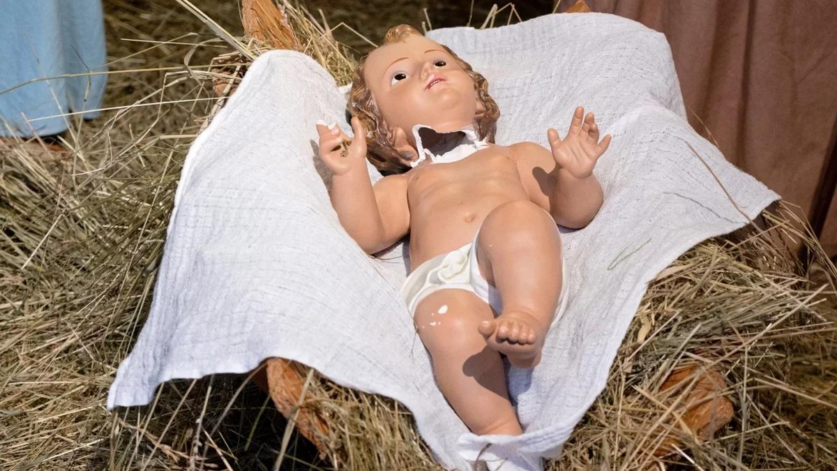 Akt wandalizmu w Łodzi. Nieznani sprawcy uszkodzili dzieciątko Jezus w szopce przed katedrą